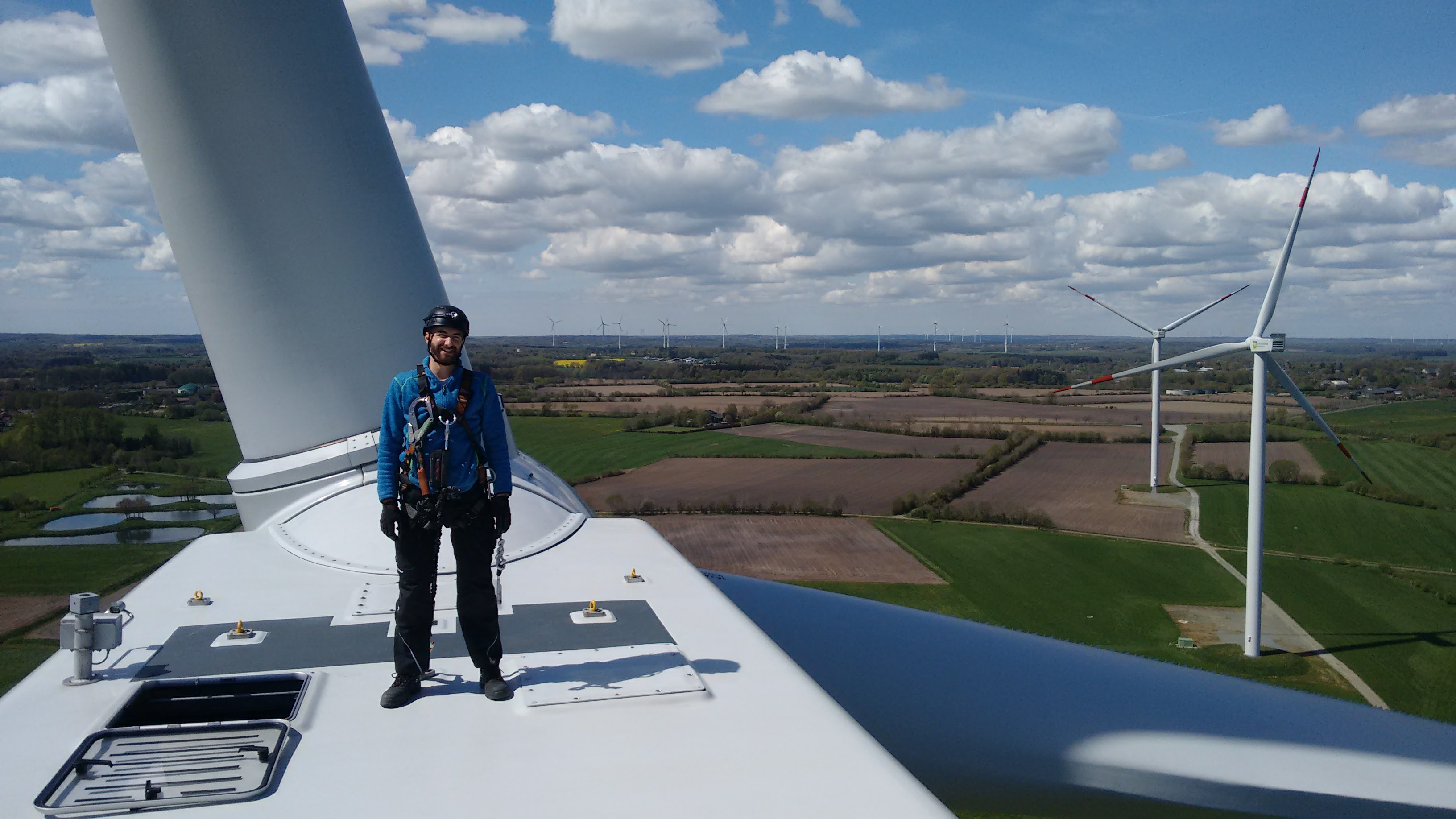 Mann auf Windkraftanlage